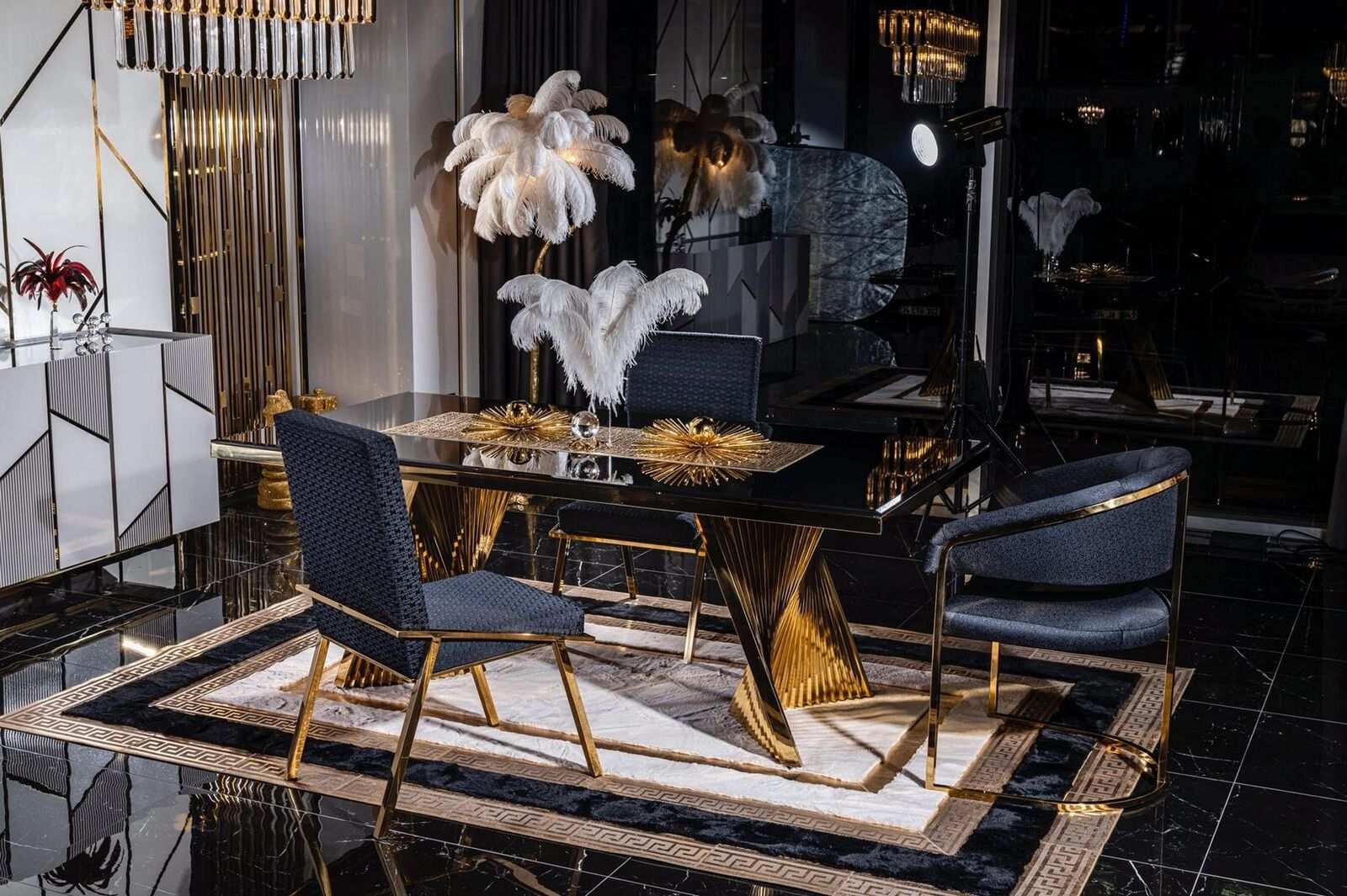 Moderner Esstisch aus Edelstahl Luxuriöse Designermöbel in Goldfarbe