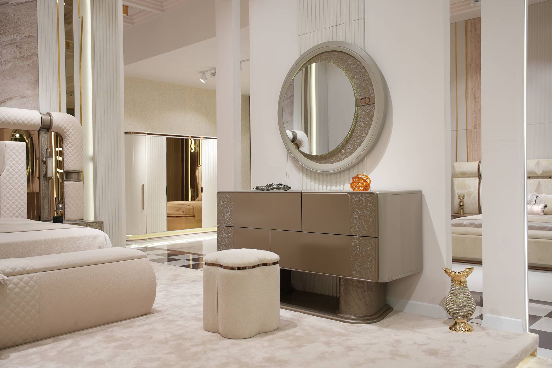 Eleganter brauner Schminktisch mit Spiegel und Hocker aus Holz