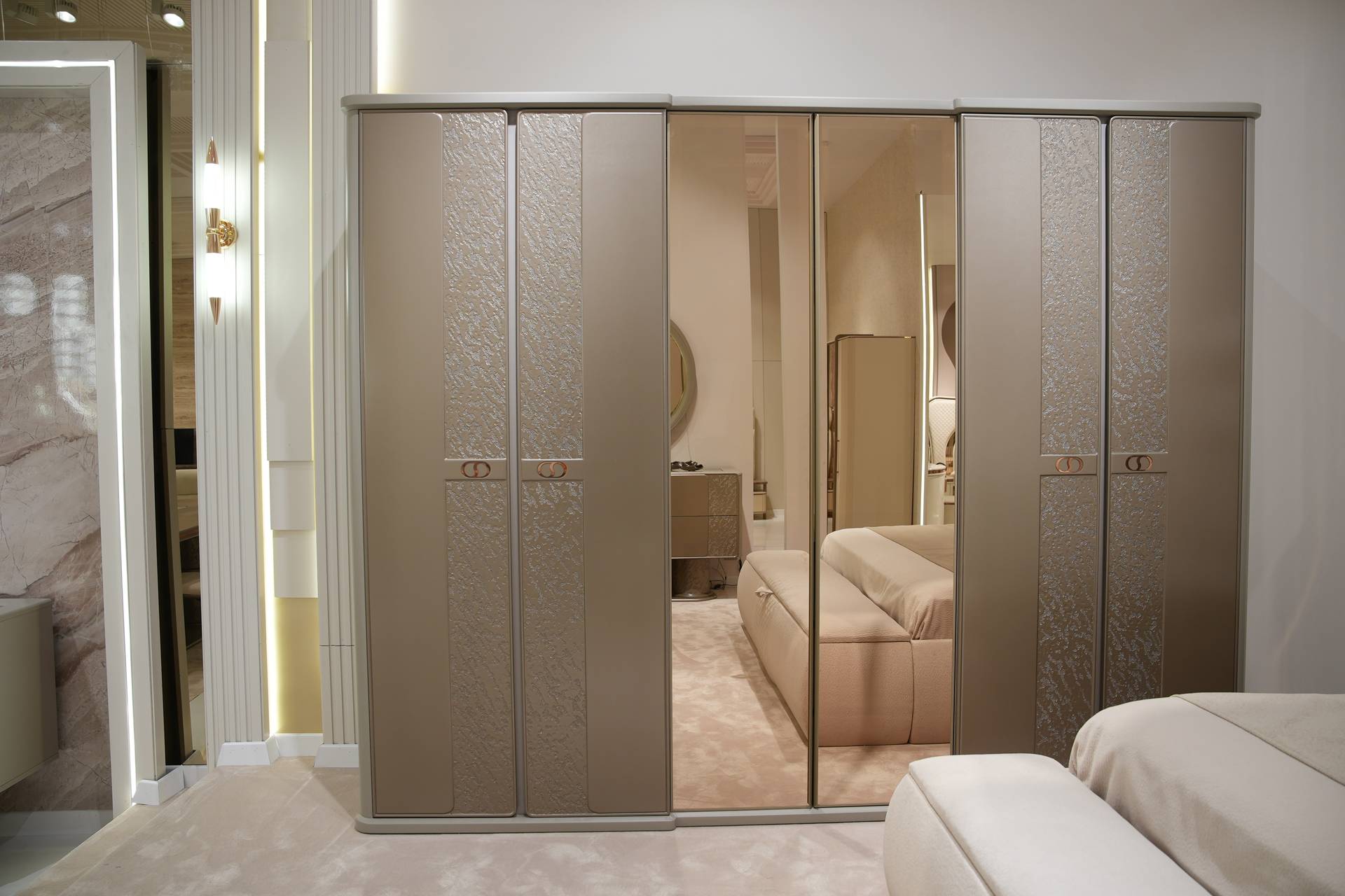 Eleganter beiger Kleiderschrank aus Holz im klassischen Stil