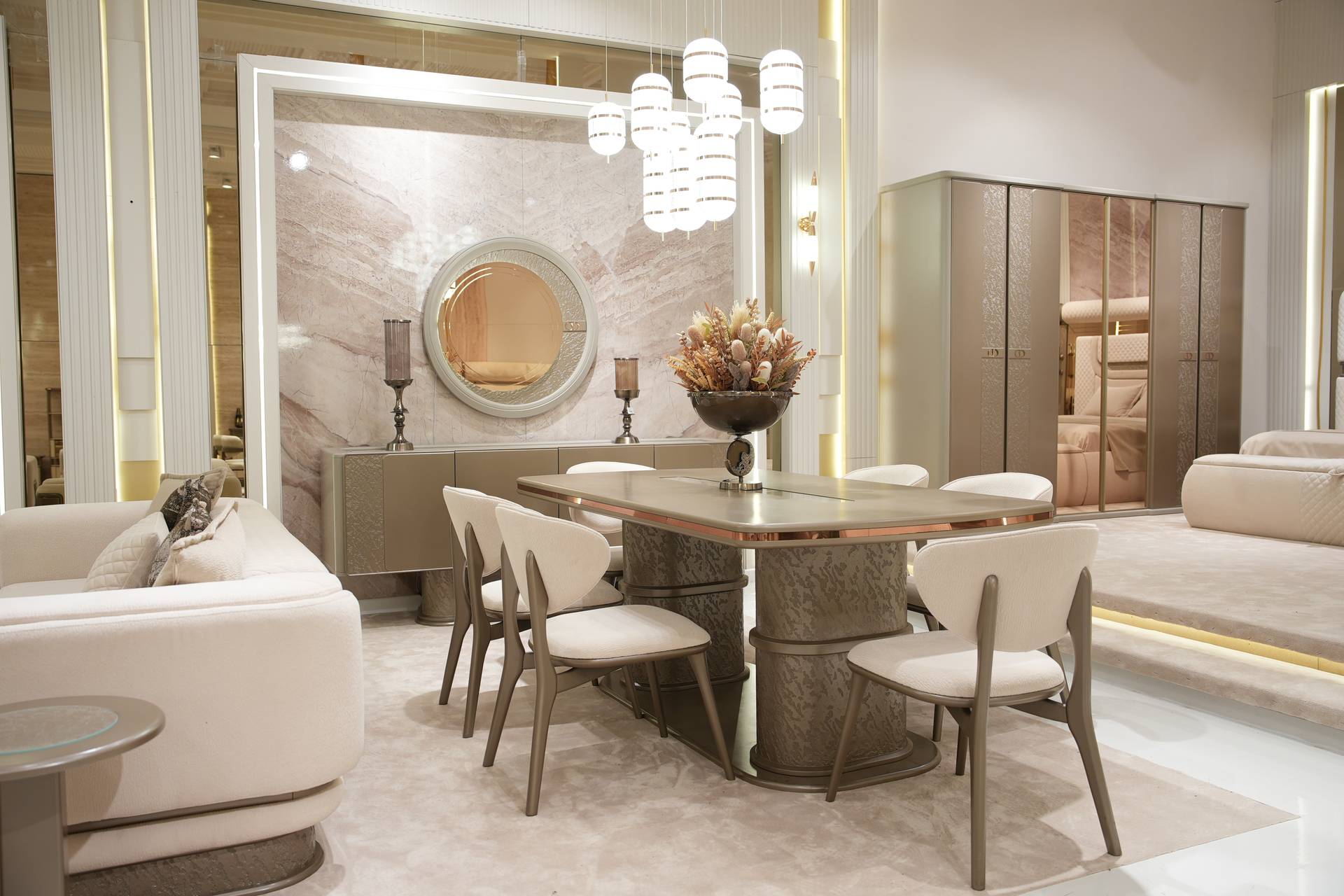 Elegantes Esszimmer-Set in Beige aus Holz mit Stühlen und Konsole