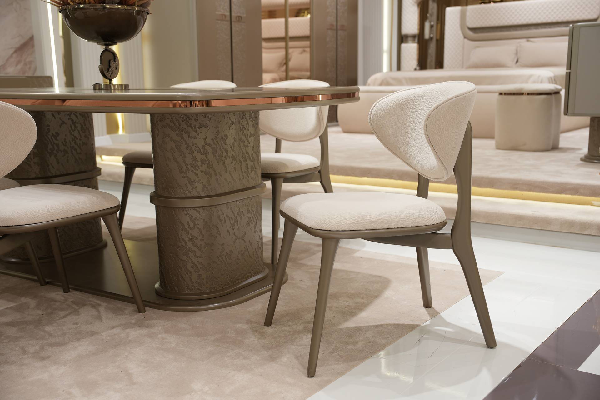 Beige Holzstuhl im modernen Design, langlebig und pflegeleicht