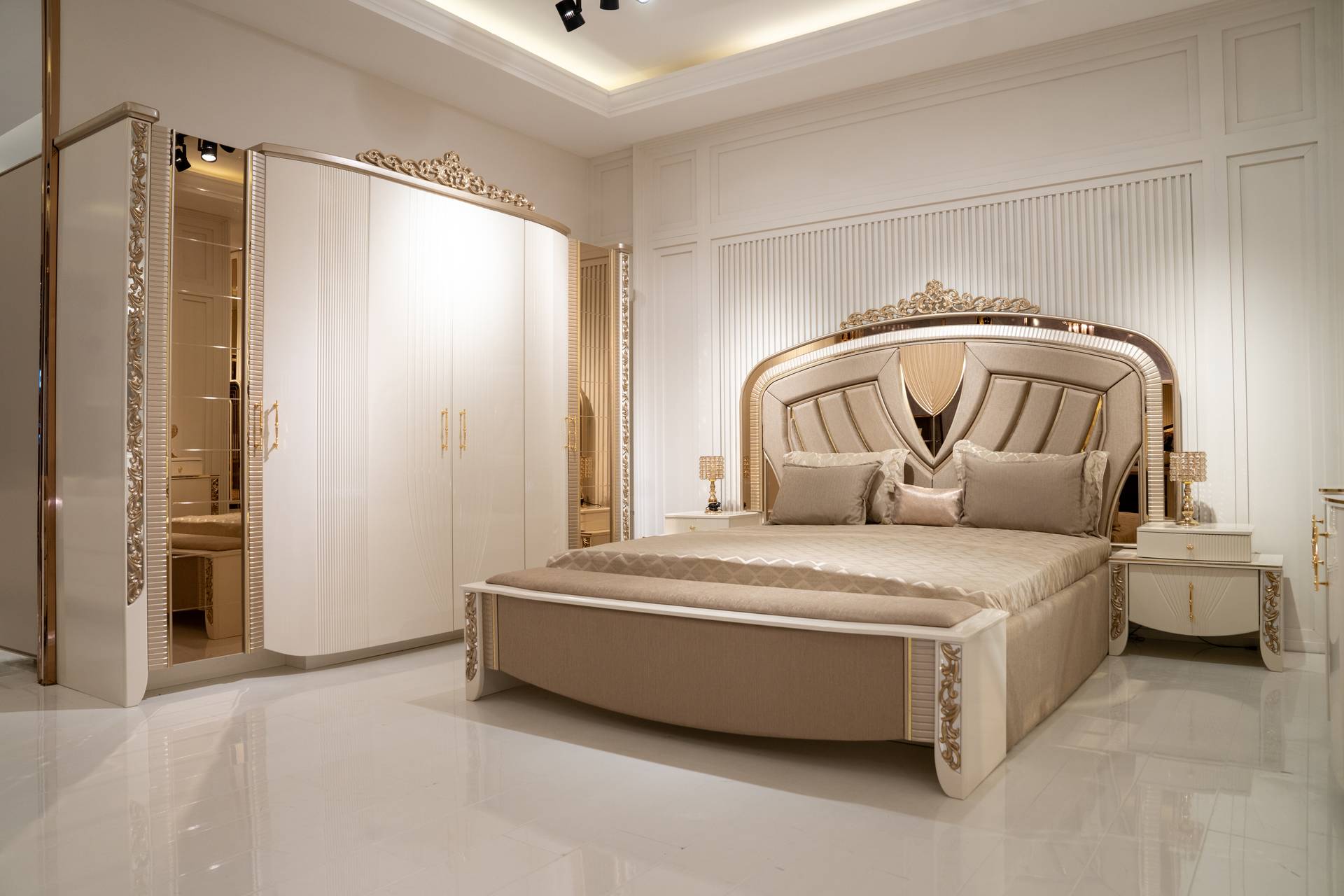 Elegantes Schlafzimmer-Set aus Holz in Beige mit modernem Design