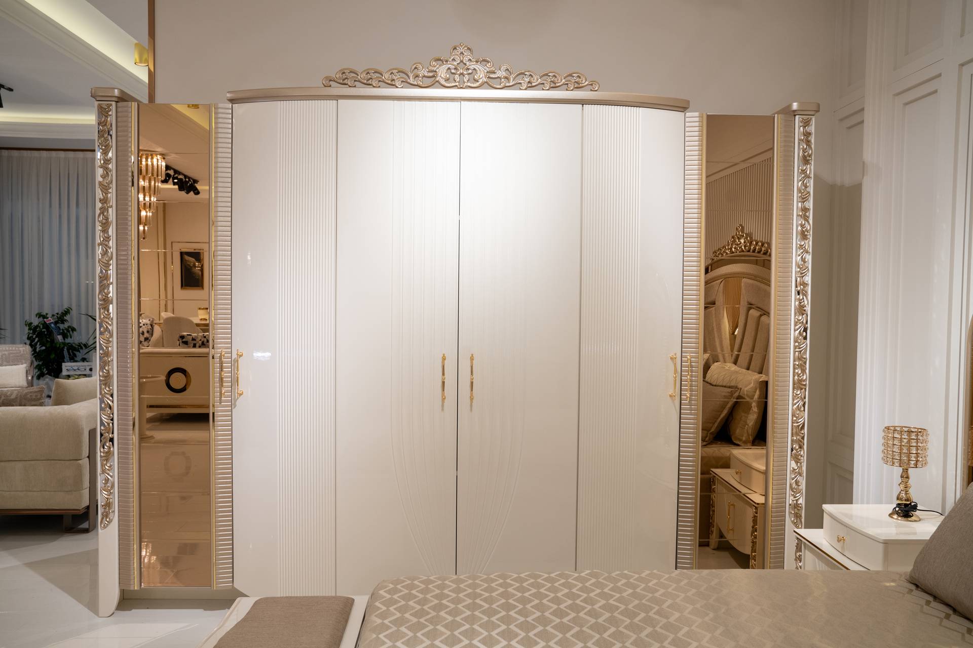 Kleiderschrank aus Holz in Beige modern und elegant
