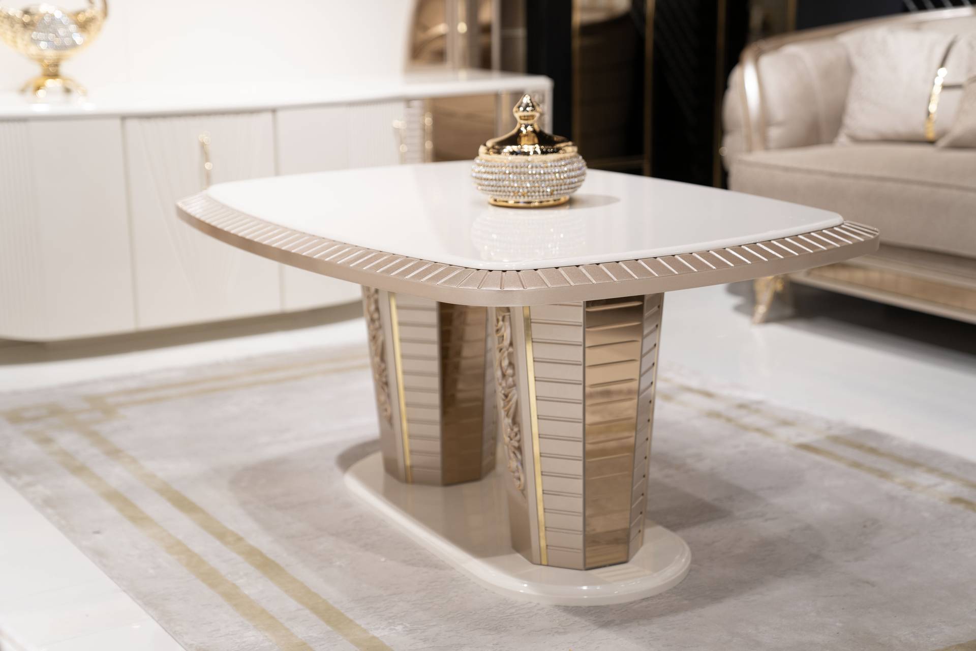 Eleganter Couchtisch aus Holz in Beige im modernen Design