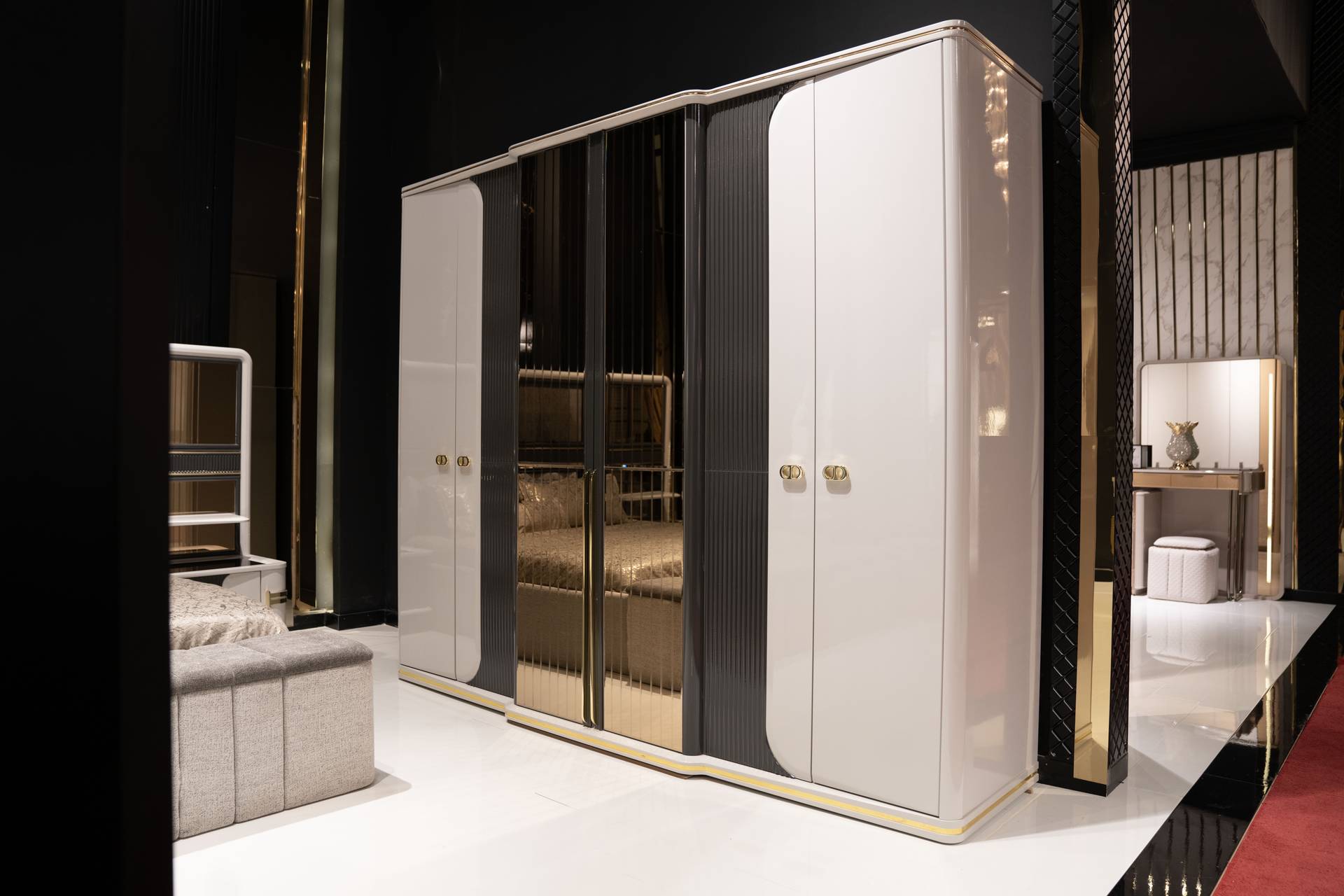 Eleganter beiger Holz-Kleiderschrank im klassischen Stil