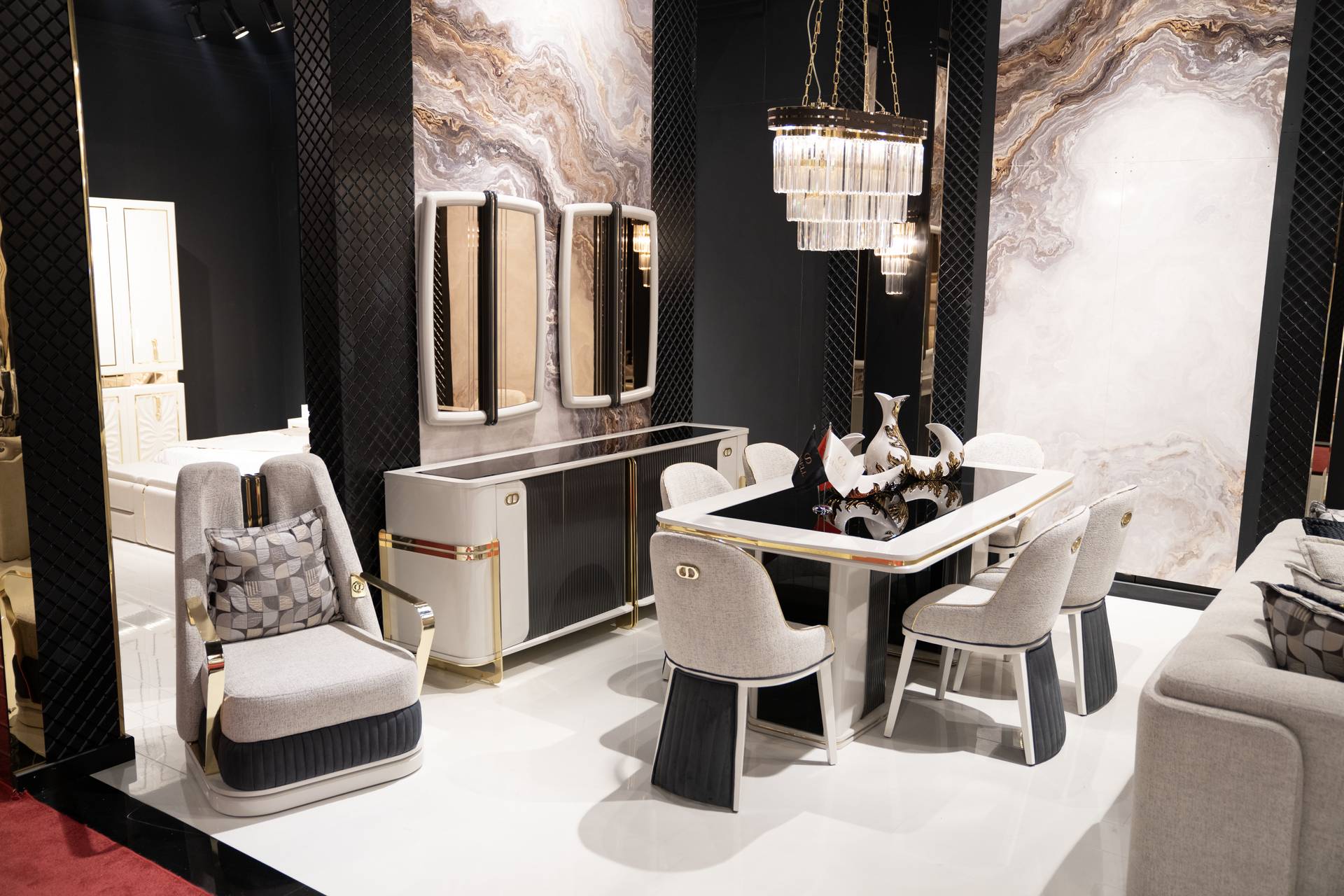 Elegantes weißes Esszimmer-Set mit Holz und Textil für stilvolle