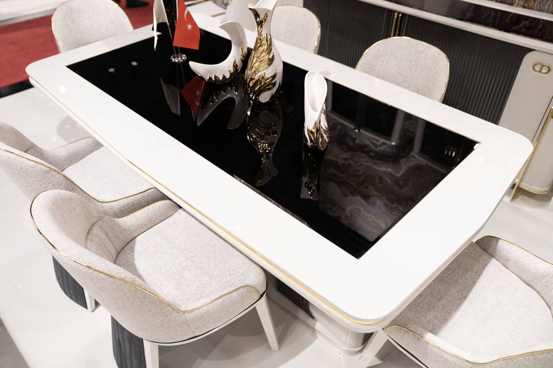 Elegantes Beigefarbene Holz Esstisch und Stühle Set für modernes