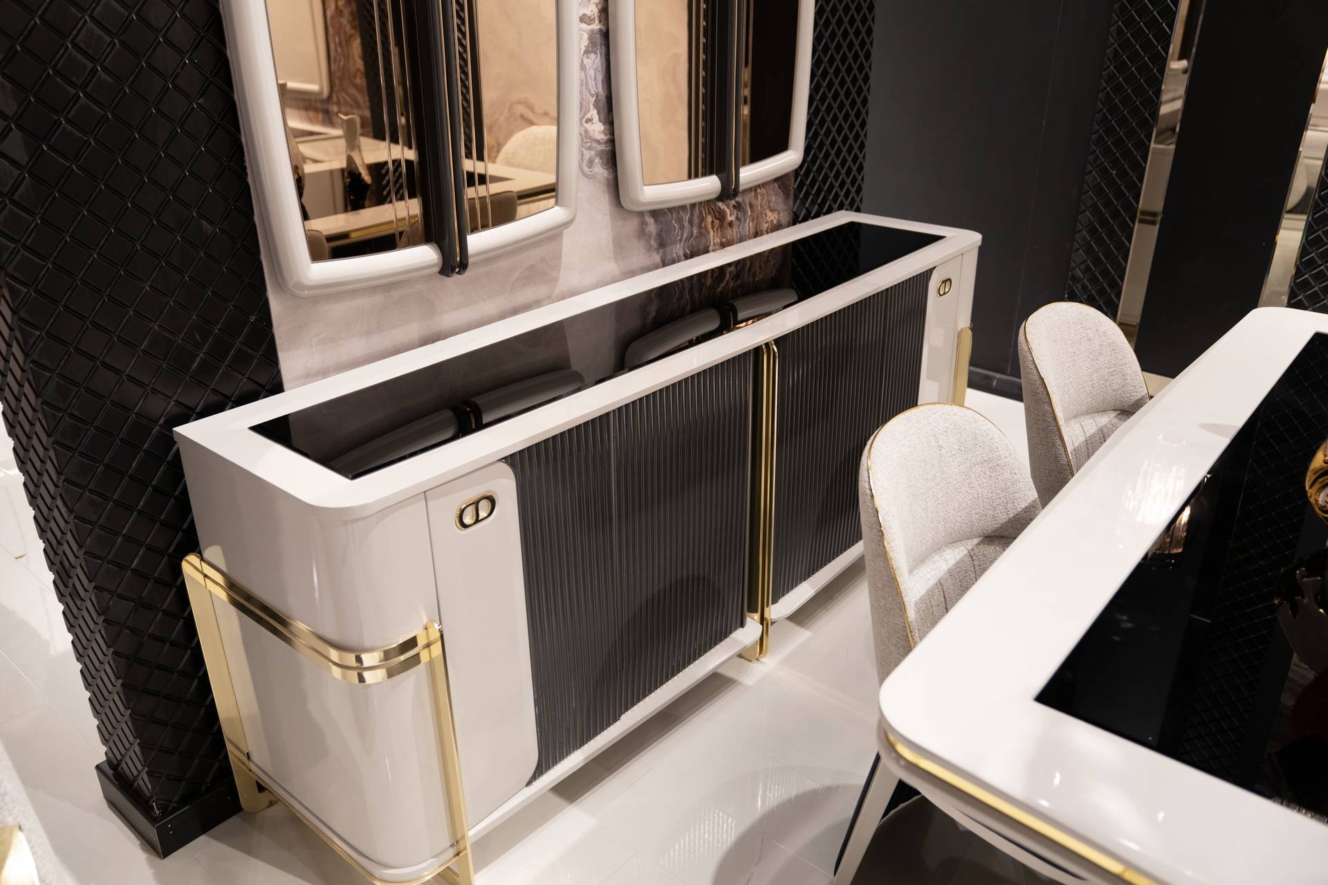 Elegantes Beiges Holz Sideboard mit Spiegel in Modernem Design