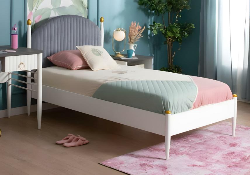 Weißes Holzbett im eleganten Design