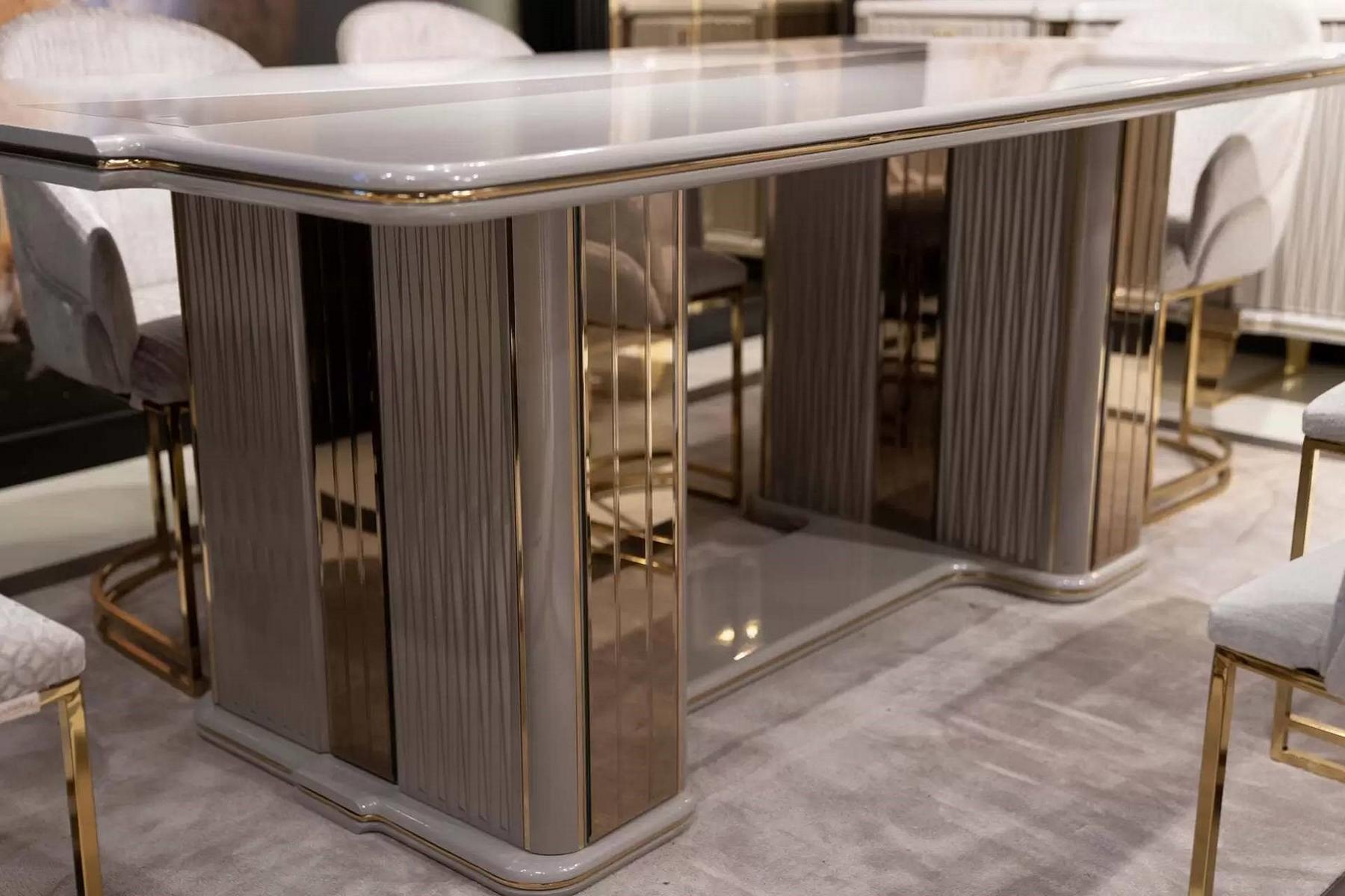 Weißer Esstisch aus Holz im modernen Design