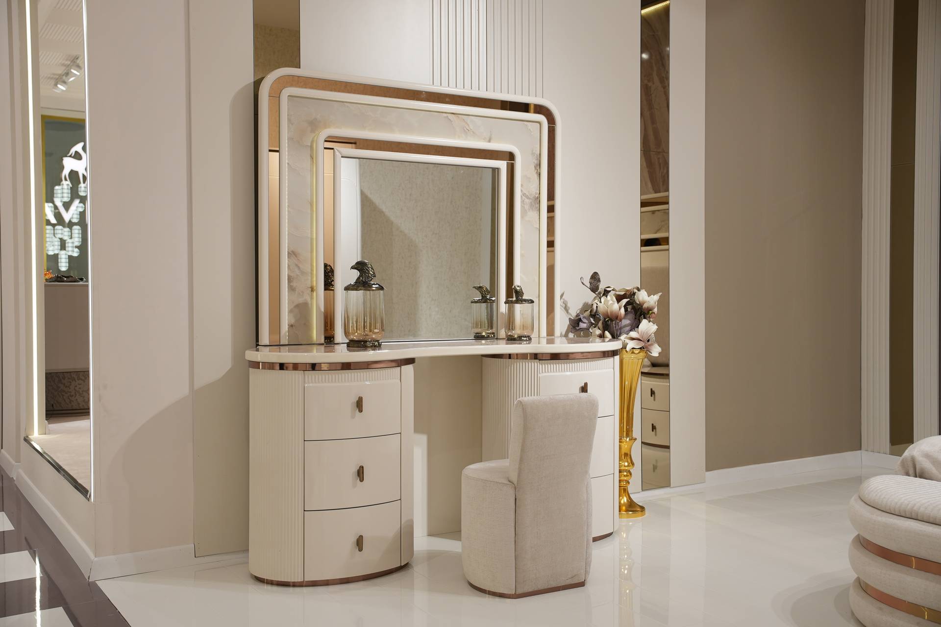 Eleganter weißer Holz-Schminktisch mit Spiegel und Hocker