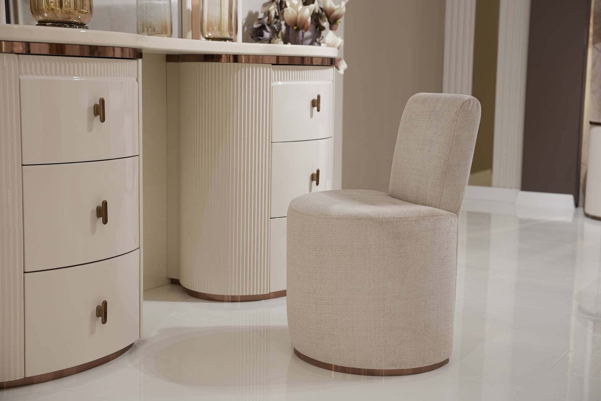 Weißer Holz-Pouf modern, eleganter Sitzhocker, dekoratives Möbelstück