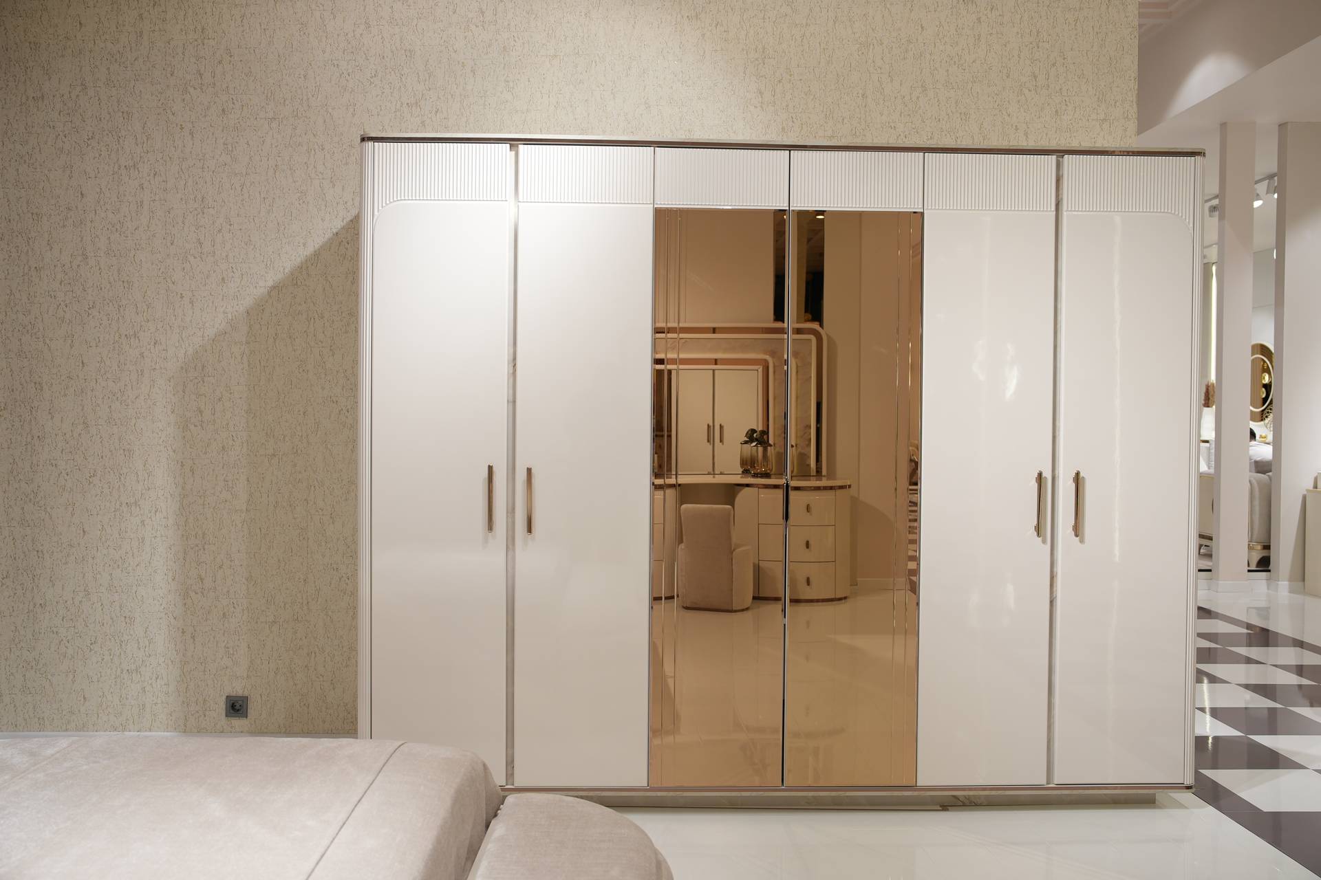 Kleiderschrank aus Holz in Weiß, eleganter moderner Stil