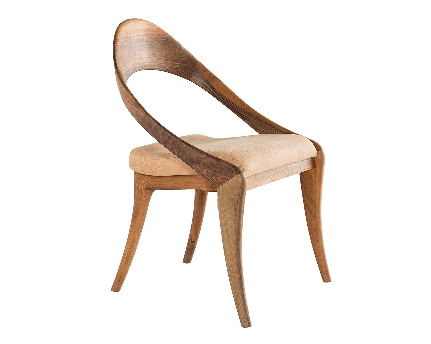 Eleganter brauner Holzstuhl im klassischen Design