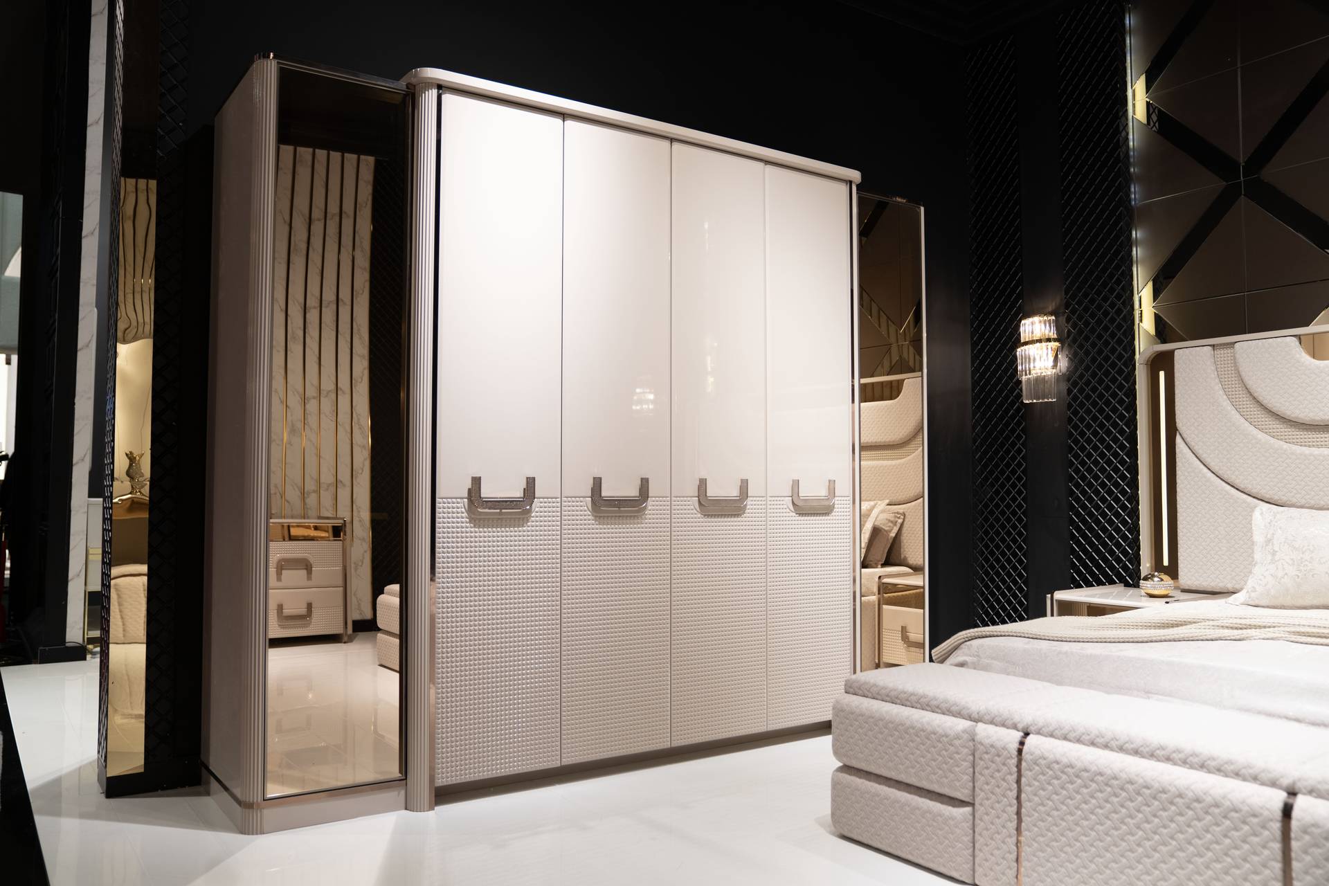 Moderner Kleiderschrank aus Holz in Beige