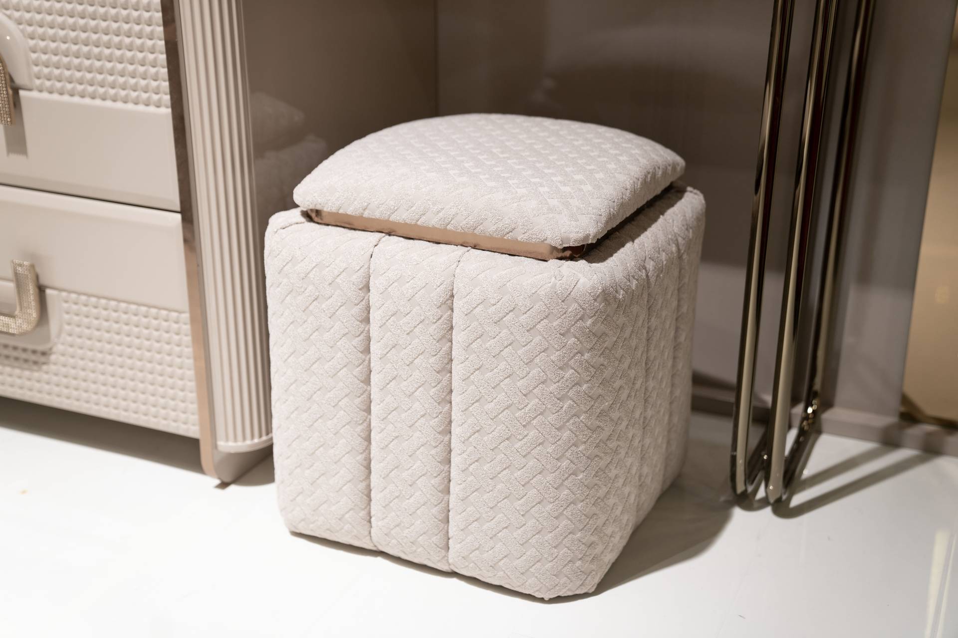 Beiger Holz-Textil Hocker im eleganten Stil