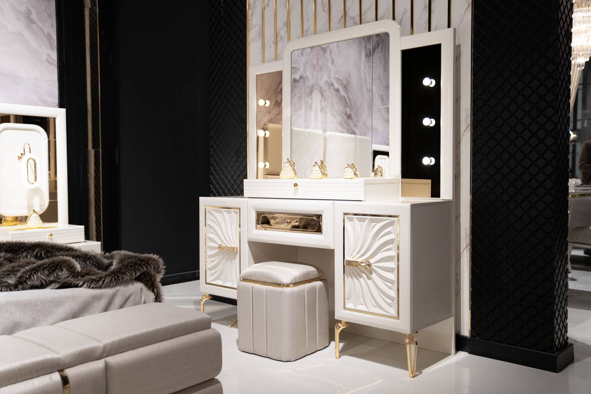 Eleganter Beiger Schminktisch aus Holz mit Spiegel und Puff