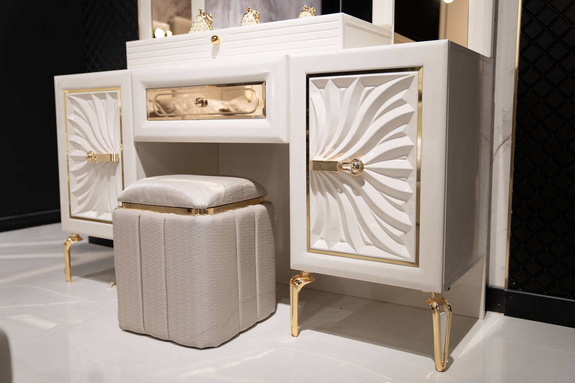 Beiger Holz-Textil Pouf Hocker Eleganter Sitz- und Fußhocker