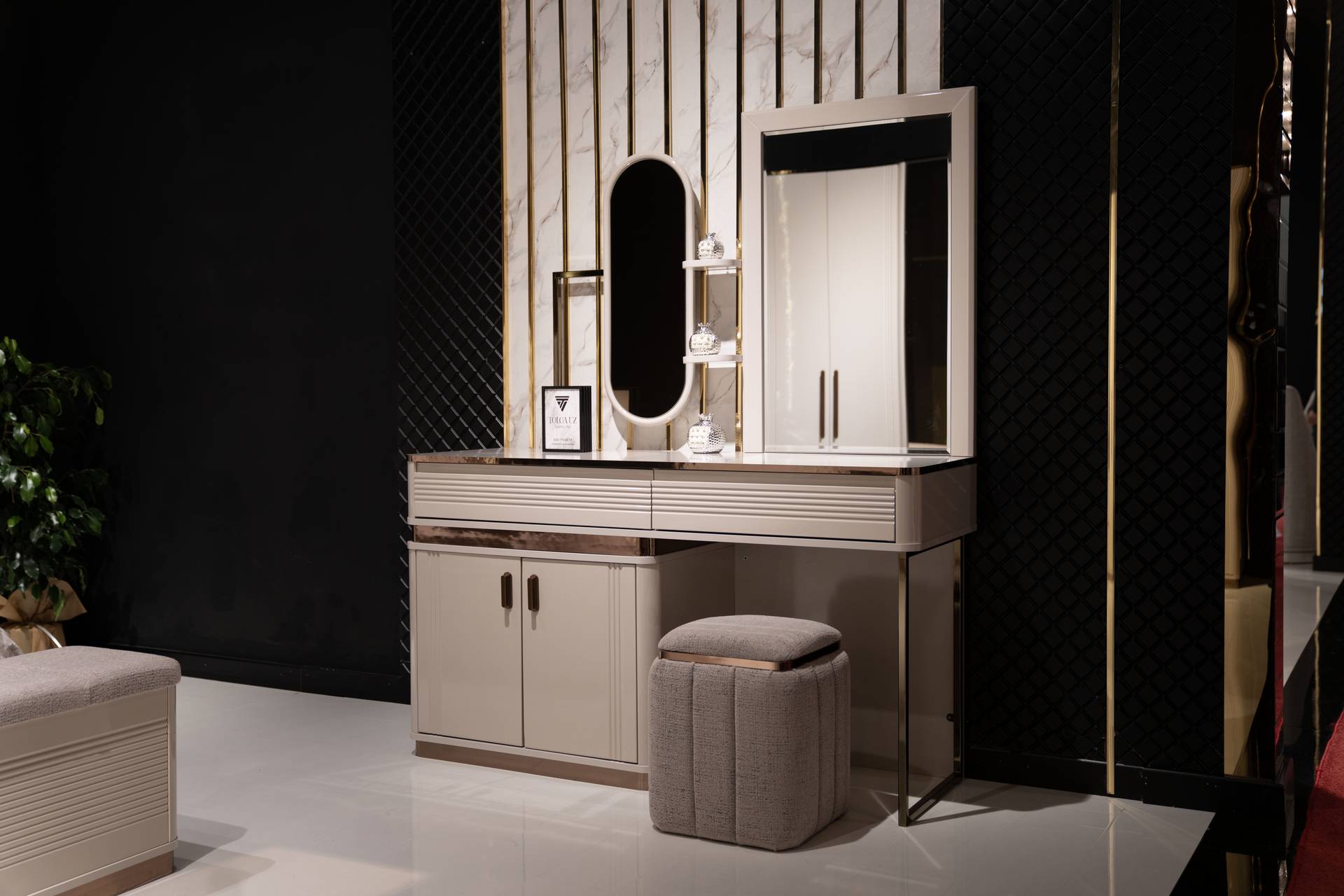 Eleganter Beiger Schminktisch mit Spiegel und Hocker aus Holz