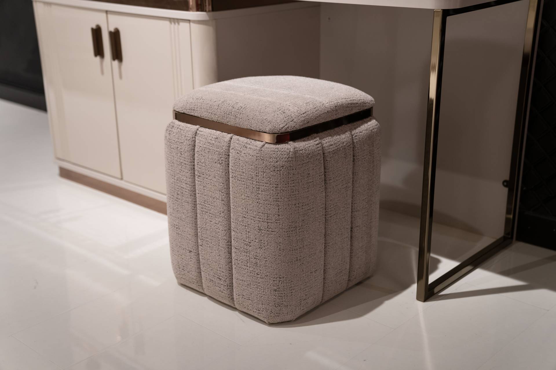 Beiger Holz Sitzhocker im eleganten Stil mit Stauraum