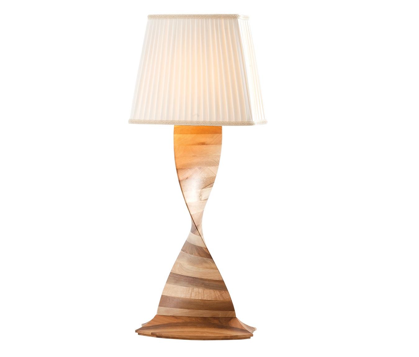 Braune Holzlampe im eleganten Design für Wohnzimmer und Büro