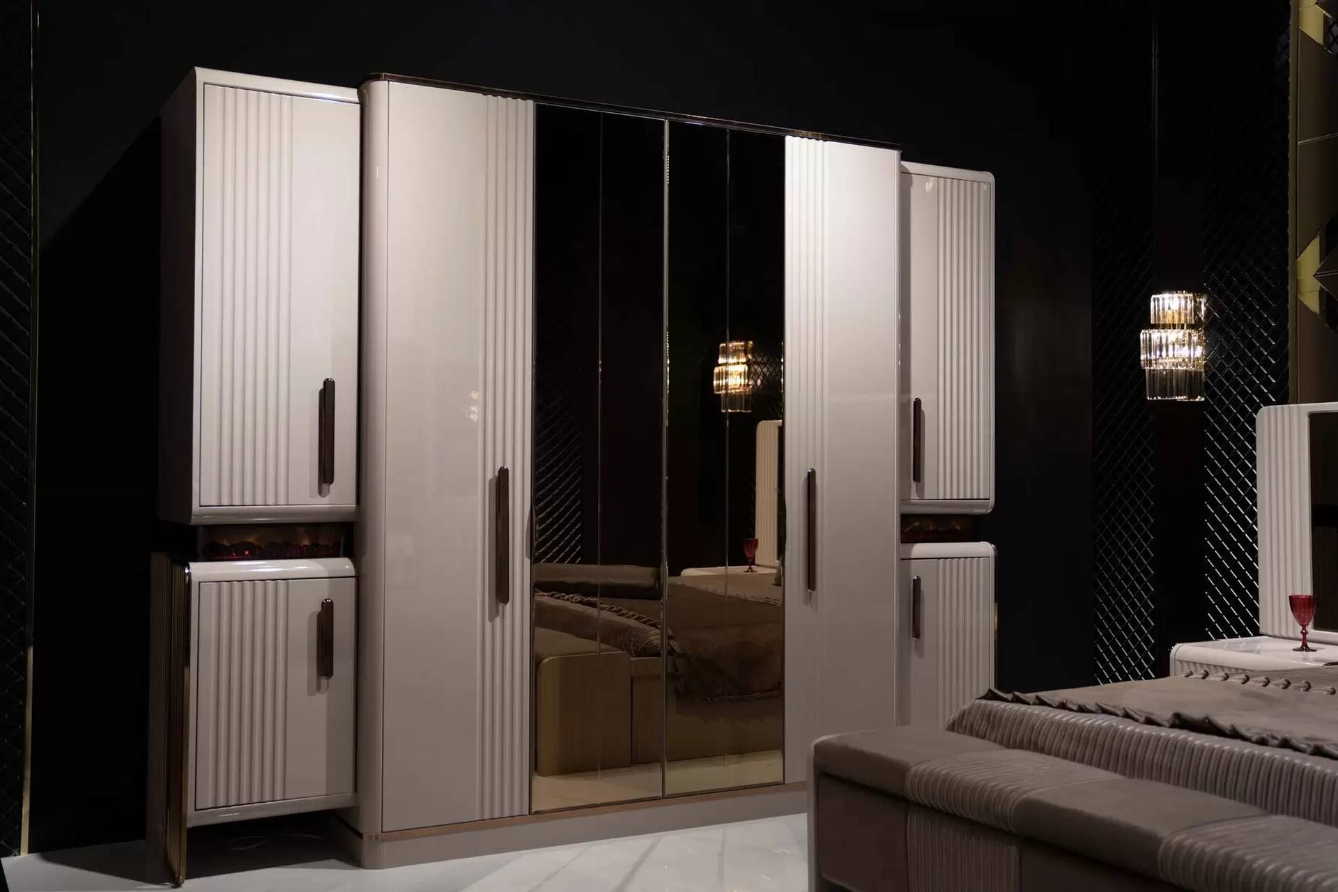 Beiger Holz Kleiderschrank modern & geräumig