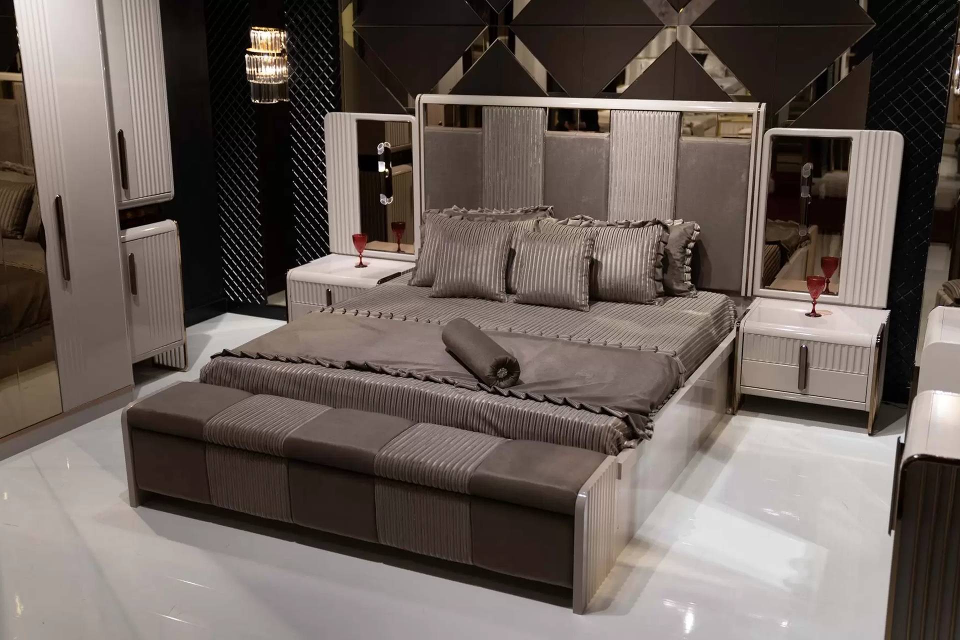 Elegantes Schlafzimmer-Set aus Holz in Beige mit Bett, Bank