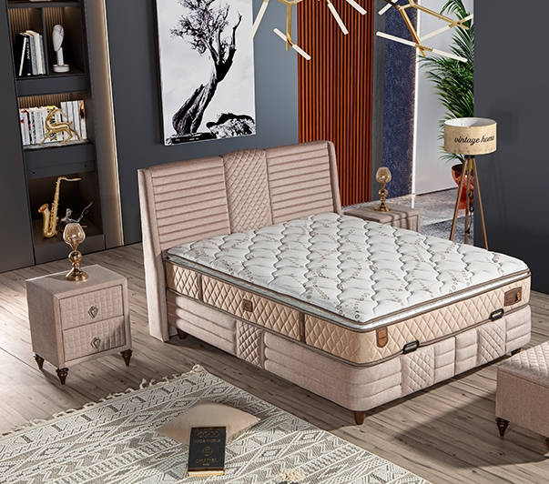 Elegantes Beiges Bett mit Matratze aus Textil und Holz