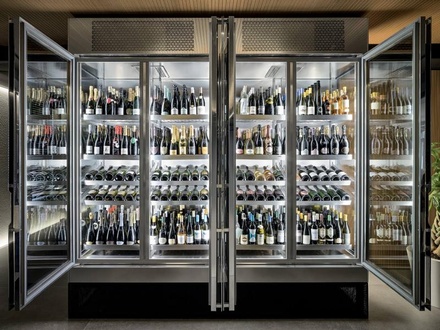 Weinschrank Schrankvitrine – Schaukasten als Weinmöbel mit Weinkühlschrank