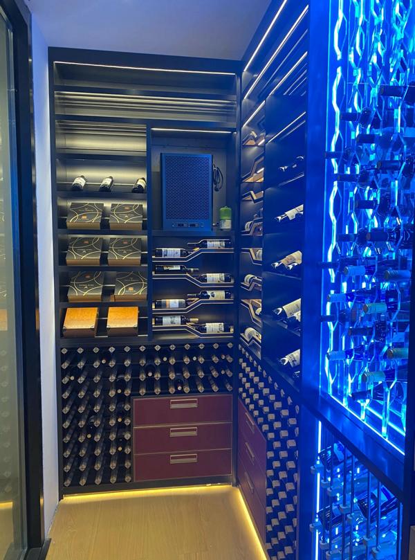 Eleganter schwarzer Weinkühlschrank mit Dual-Zonen-Kühlung