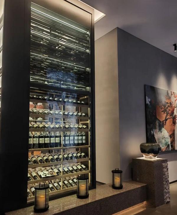 Eleganter schwarzer Weinschrank aus Edelstahl mit moderner Design