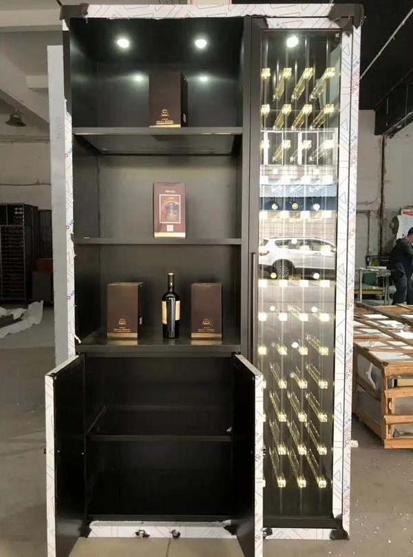Eleganter Weinschrank aus Edelstahl in Schwarz mit modernem Design