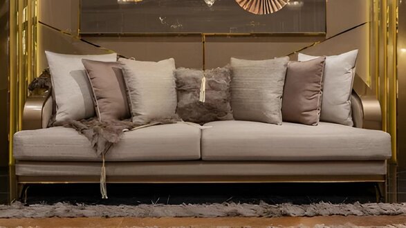 Beiger 3-Sitzer Stilvolles Wohnzimmer Sofa Designer Polstercouch