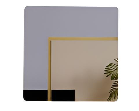 Minimalistischer Wandspiegel mit goldenem Rahmen und Blattmotiv