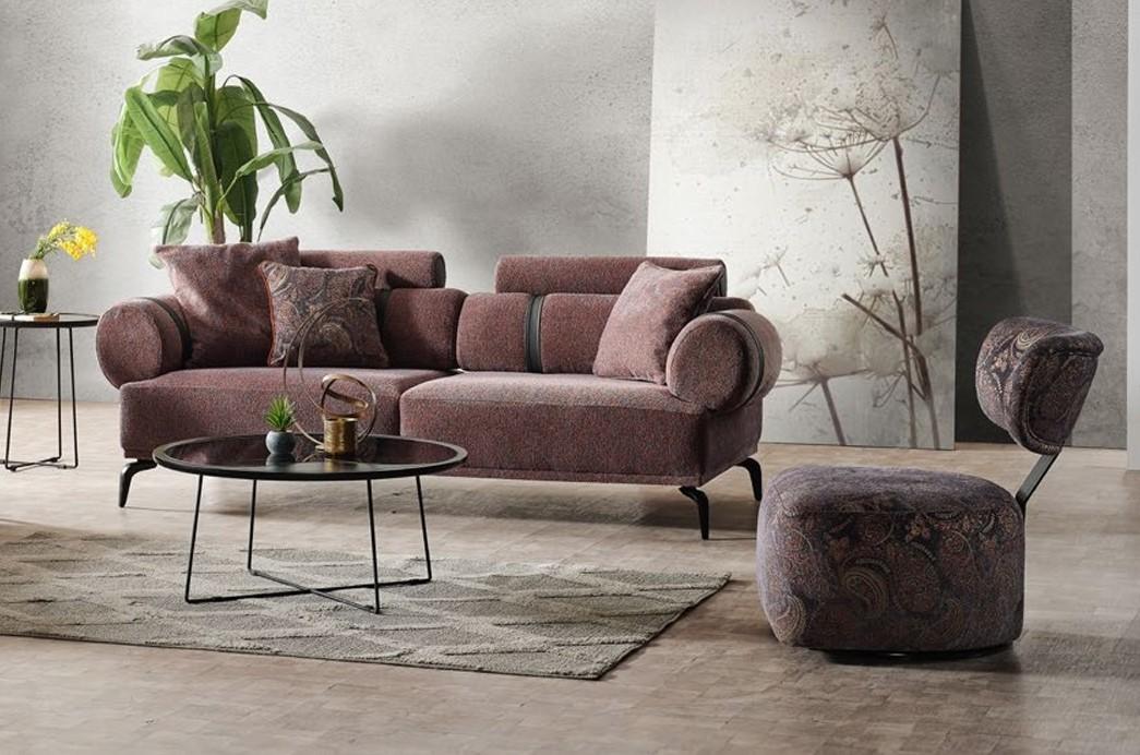 Elegantes 2-Sitzer-Sofa in Bordeaux mit dekorativen Kissen