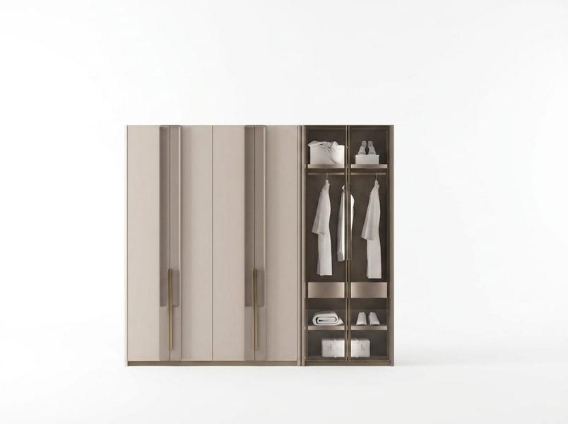 Moderner Kleiderschrank Beige Türen offenen Fächern Schlafzimmer