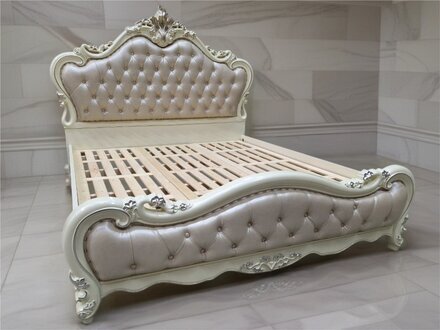 Exklusives Holzbett von hoher Qualität, stilvolles Design Sofort