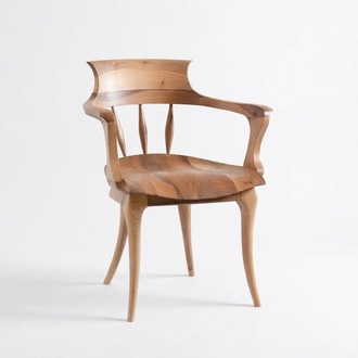 Brauner Holzstuhl im eleganten Design für Wohn- und Essbereiche