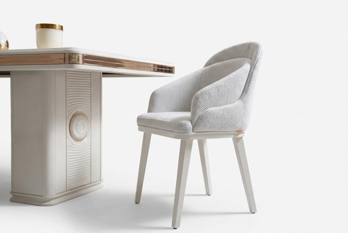 Elegante beige Stühle aus Textil-Holz im zeitlosen Design