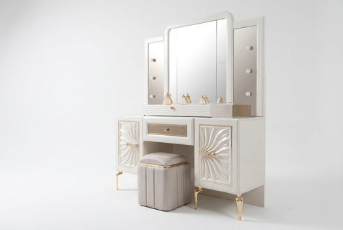 Eleganter Beiger Schminktisch aus Holz mit Spiegel und Puff
