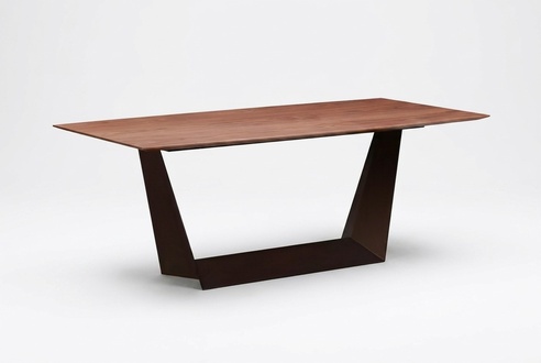 Eleganter brauner Esstisch aus Holz für modernes Zuhause