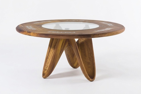 Eleganter runder Couchtisch aus Holz in warmem Braun