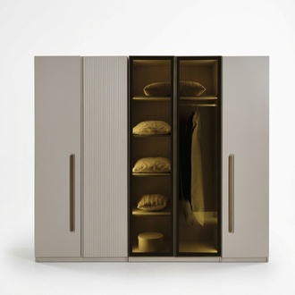 Eleganter weißer Kleiderschrank aus Holz im klassischen Stil