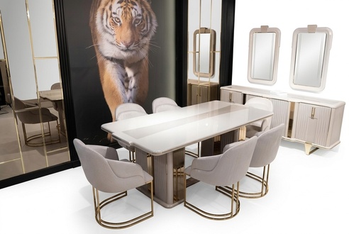 Elegantes weißes Esszimmer-Set mit Esstisch, Stühlen und Sideboard