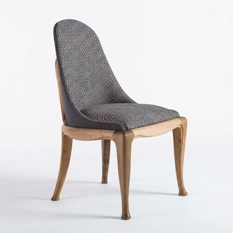 Grauer Holzstuhl modern elegant für Esszimmer und Büro