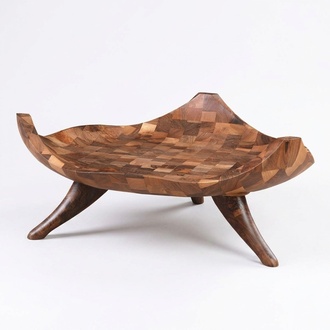 Moderner brauner Holz-Couchtisch mit eleganter Optik