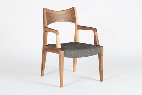 Moderner grauer Stoffsessel aus Holz mit elegantem Design