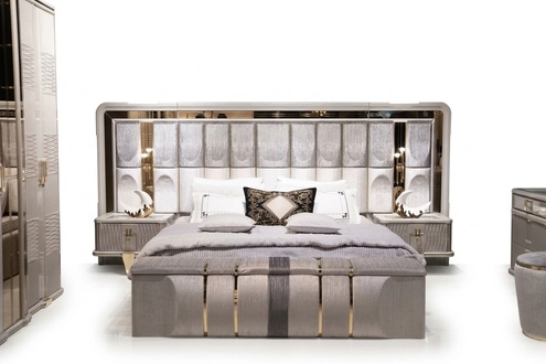 Schlafzimmer-Set aus Holz in Beige mit Bett, Nachttischen und Bank