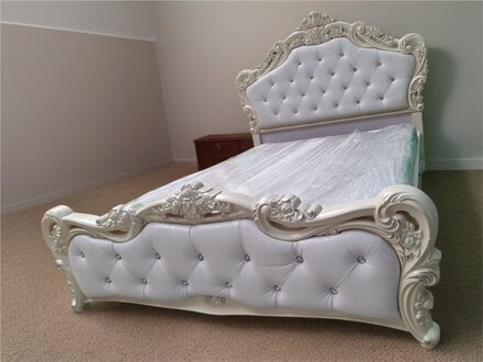 Hochwertiges Massivholzbett mit eleganter, moderner Gestaltung Sofort